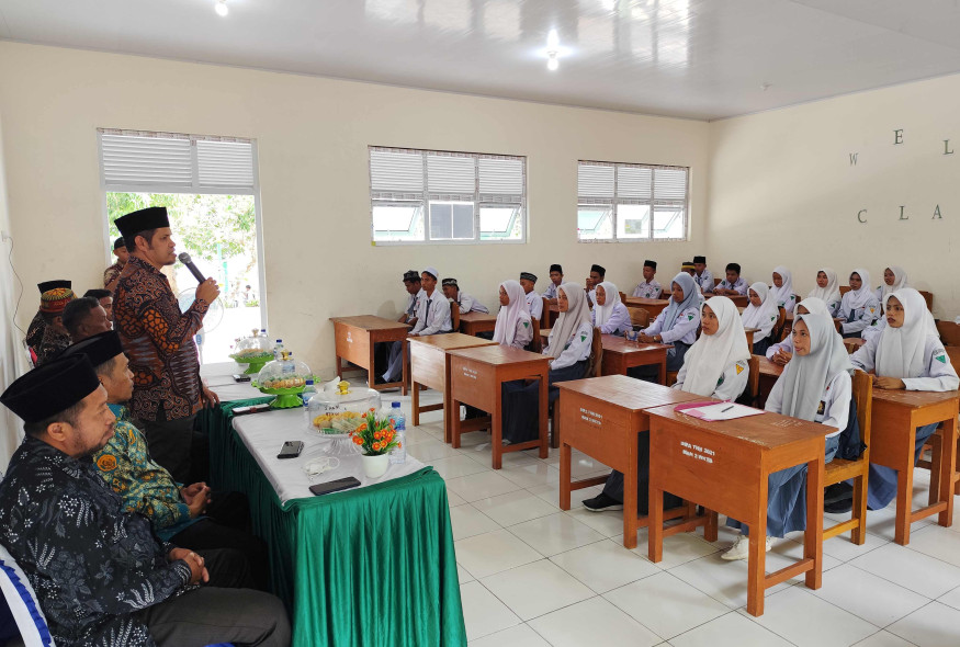 menghadiri-dan-membuka-kegiatan-ldk-osis-dan-mpk-man-2-wakatobi