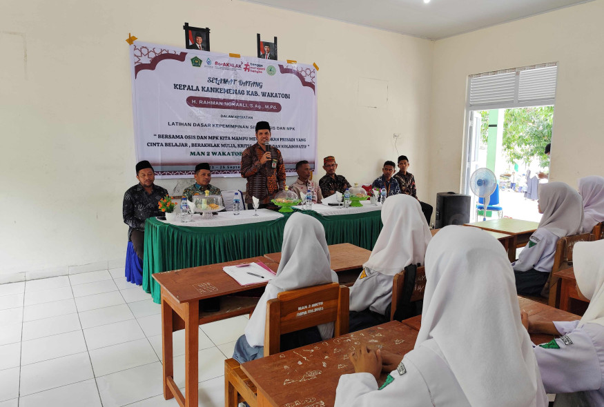 menghadiri-dan-membuka-kegiatan-ldk-osis-dan-mpk-man-2-wakatobi