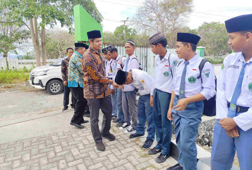 menghadiri-dan-membuka-kegiatan-ldk-osis-dan-mpk-man-2-wakatobi